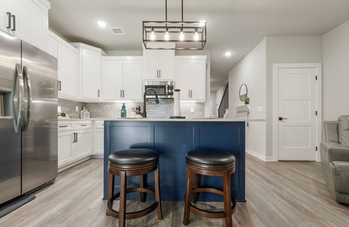 Broken Arrow House | The Rose Retreat - Walk to the Broken Arrow Rose District