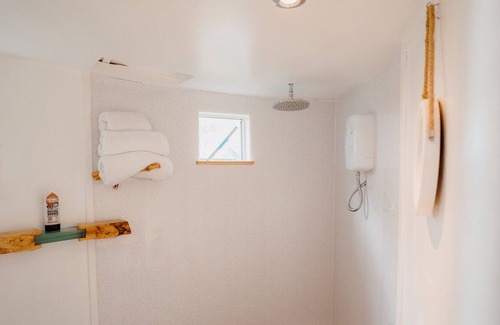 Kilgetty Cabin | The Round House is sited in the woods of the stunning Begelly house