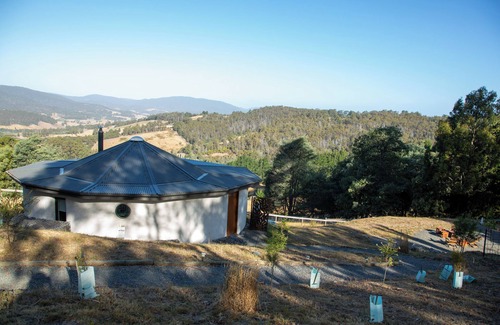 Cygnet House | The Roundhouses. Strawbale luxury accommodation on a small hobby farm.