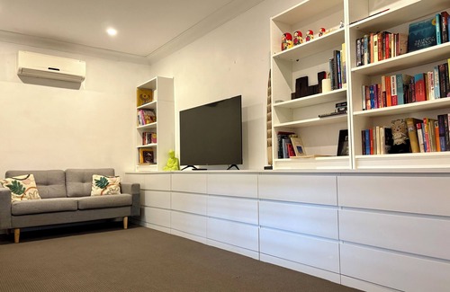 Glenroy House | The Roy ✨ Family home close to airport + train