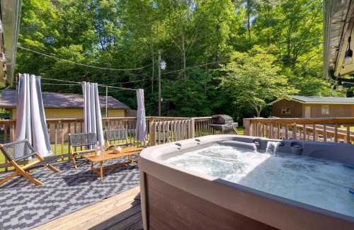 Gatlinburg House | The Rustic Cottage by AvantStay Hot Tub Fire Pit Pool Table 5mins to Town