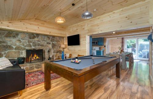 Gatlinburg House | The Rustic Cottage by AvantStay Hot Tub Fire Pit Pool Table 5mins to Town