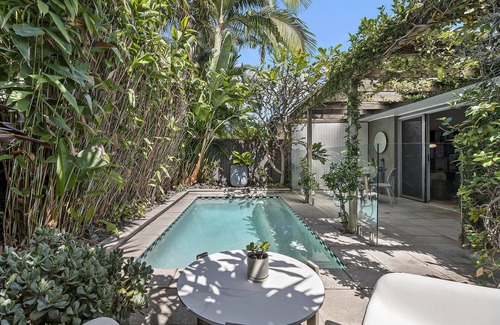 New Farm Apartment | The Sanctuary! 1Bed, 1Bath, 1Car, POOL~Teneriffe
