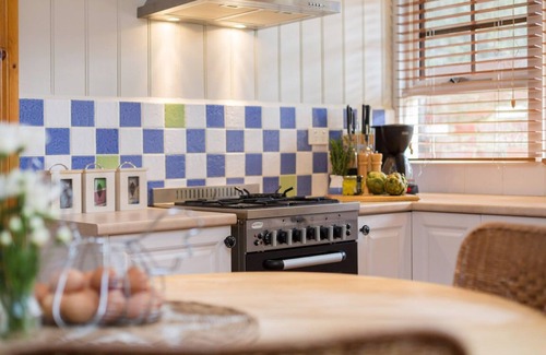 Rye Cottage | The Sandpiper - 250m from the bay beach. - Romantic Cottage Escape