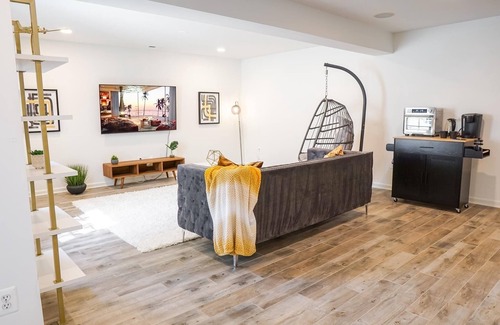 Linton Hall Apartment | The Sapphire - Luxury Basement Suite Close to I-66 Queen Beds 2000 sqft