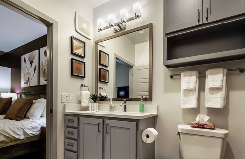 Linthicum Heights Apartment | The Savvy Traveler, Pool - Gym - Fast Internet - BWI - New Listing