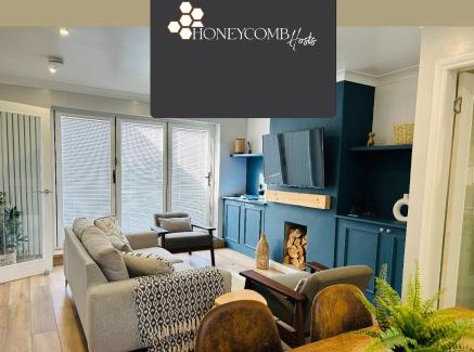Dundee Villa | THE SCHOOL HOUSE, DUNDEE- 3 bed bungalow TV's in all rooms, 2 double rooms and one queen size where the bed can be split into 2 twin beds, 2 bathrooms, fully equipped kitchen, FREE off street parking, WiFi, long stay rates available with HONEYCOMB HOSTS