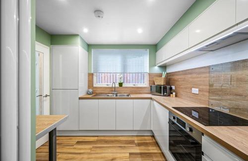 Dundee Villa | THE SCHOOL HOUSE, DUNDEE- 3 bed bungalow TV's in all rooms, 2 double rooms and one queen size where the bed can be split into 2 twin beds, 2 bathrooms, fully equipped kitchen, FREE off street parking, WiFi, long stay rates available with HONEYCOMB HOSTS