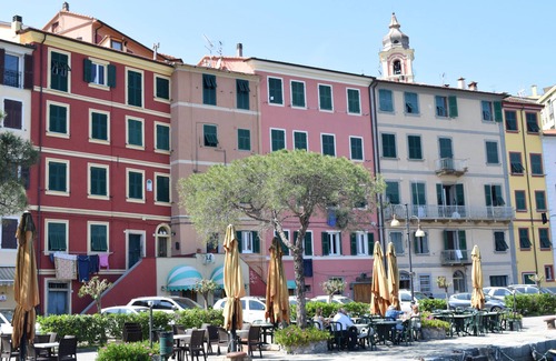 Fezzano Apartment | THE SEA IN FRONT. FREE parking.