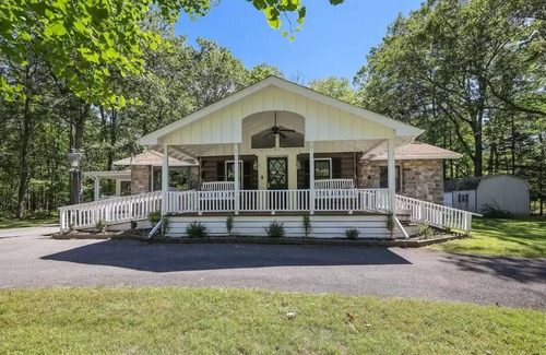 Canadensis House | The Serene Sylvan Farmhouse Getaway Poconos!