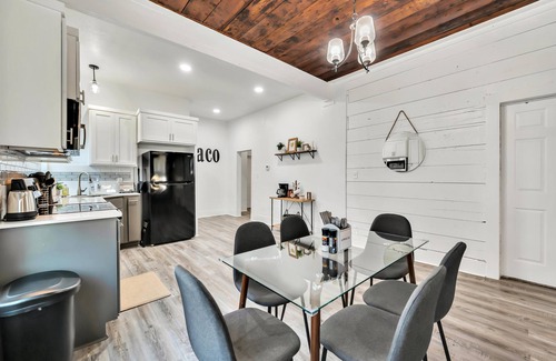 North Waco House | The Shiplap Cottage: 9min to Silos/Downtown/Baylor