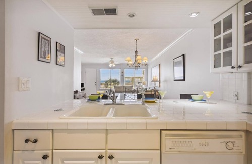 Sunnyside Condo | The Shores by Book That Condo