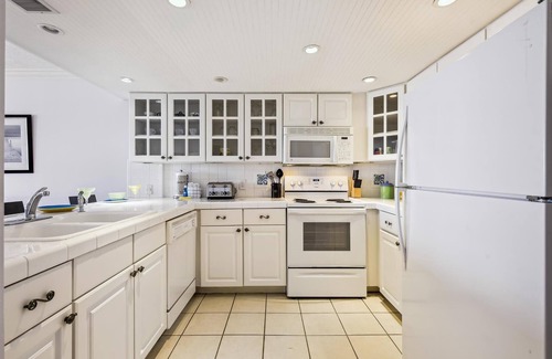 Sunnyside Condo | The Shores by Book That Condo