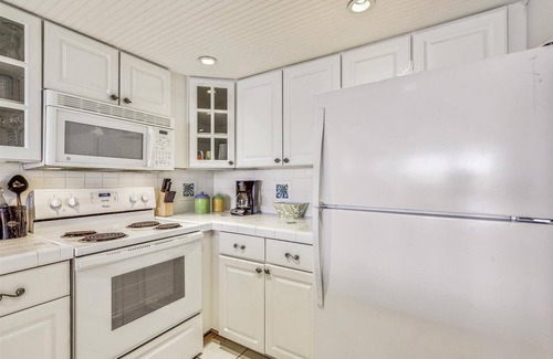 Sunnyside Condo | The Shores by Book That Condo