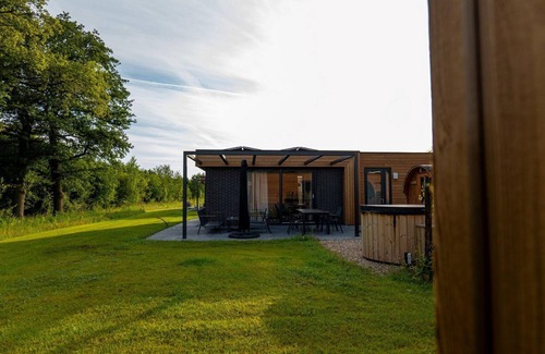 Kotten House | The six-person holiday villa Amalia with a private sauna and hot tub has a spacious living room, open kitchen, three bedrooms and a spacious patio.