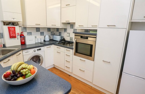 Totland Bay Cottage | THE SNUG, pet friendly in Totland