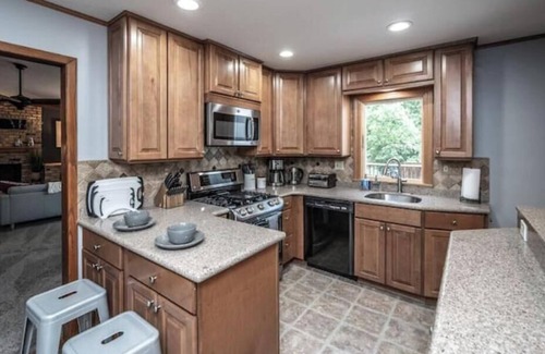 Minnetonka House | The Spacious Minnetonka 5BR Retreat Cable Lux Life