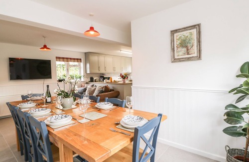 Sherborne Cottage | THE STABLE HOUSE, pet friendly, with hot tub in Sherborne