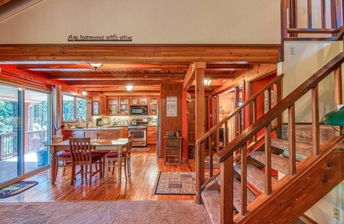 Glencoe Cabin | The Stronghold at Lakemont Pines - Hot Tub
