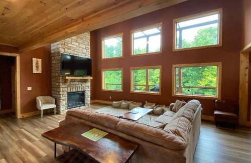 Chalet Village House | The Sundrop - Pool Table, Arcade Games, Outdoor Hot Tub, + Resort Access