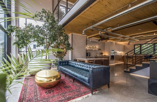 North End Apartment | The Sunset Queen Suite - Boutique Guest Suite