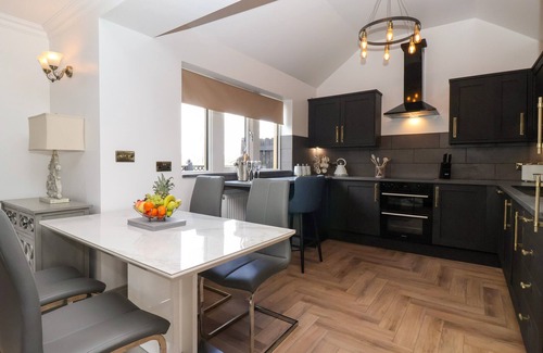 Eshton Cottage | THE SWANS NEST LOCK VIEW, pet friendly, with hot tub in Gargrave