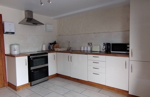 Port Talbot Apartment | The Tack Room - Tyn Cellar Barns