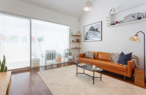 Fremantle Apartment | The Tannery Loft Walk To Beach & Cafes