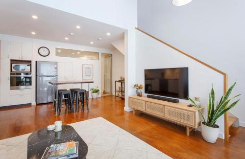 Fremantle Apartment | The Tannery Loft Walk To Beach & Cafes