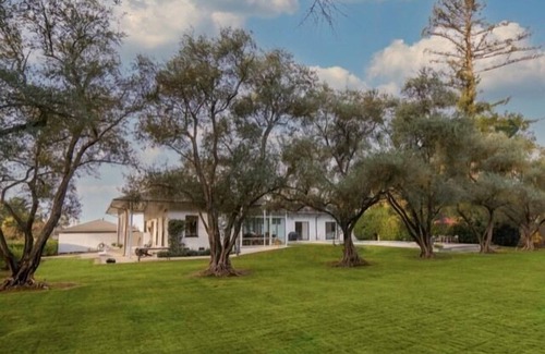 Walnut Grove House | The Tennis House. A Mid-Century Modern River Getaway
