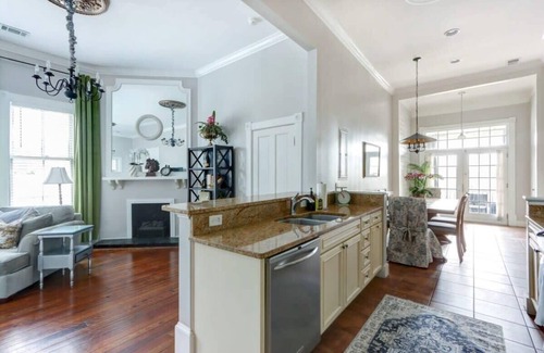 Hitch Village - Fred Wessels Homes Apartment | The Terrace @ Trustees' Garden - Walk to River!
