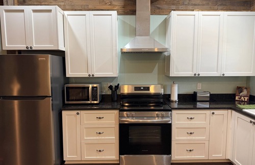 Kilgore House | The Texas Roost - 1-bedroom country guest house 7.4 miles to Kilgore College.