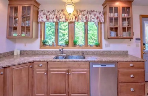 Center Ossipee House | The Tinker Bell on Ossipee Lake with Water and Mountain Views.