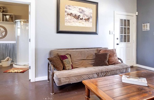 Bandera Cottage | The Trails End Retreat