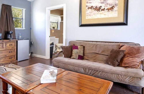Bandera Cottage | The Trails End Retreat