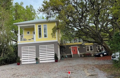 Charleston House | The Tree Top Terrace- is private, close to ocean & downtown on James Island.