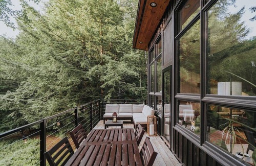 Waitsfield House | The Treehaus midcentury retreat + Mad River access