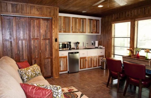 Uvalde Cabin | The Treehouse Deluxe Cottage