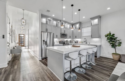 West Dallas Apartment | The Trinity | Hot Tub/Pool/Arcade/10 min Downtown
