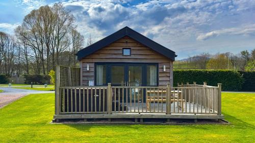 Crieff Apartment | The Tummel Lodge with Hot Tub in Crieff