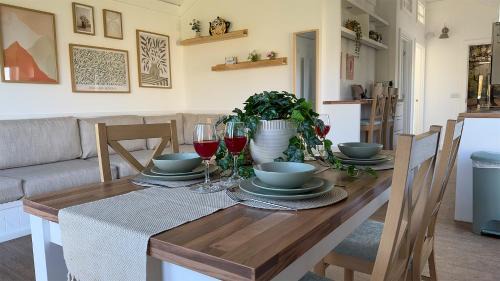 Crieff Apartment | The Tummel Lodge with Hot Tub in Crieff