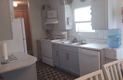 Allandale House | The Turtles Nest, Freshly remodeled, All New! 1.5 miles to beach .