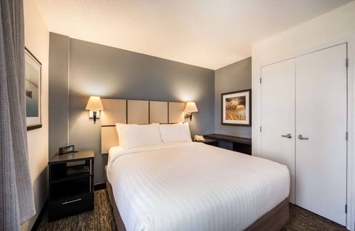 South Hills Hotel | The Ultimate Getaway in Pittsburgh! 2 Modern Units, Pets Allowed, Full Kitchen!