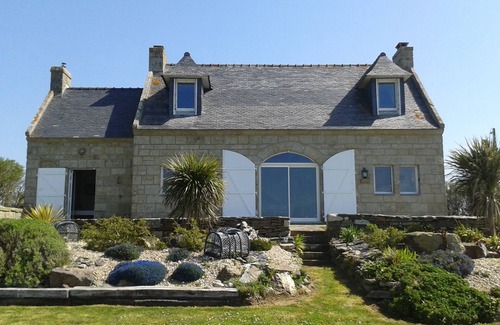 Plomodiern Villa | The "VILLA TRIMAEL" built on a point in the Bay of Douarnenez, 180° view