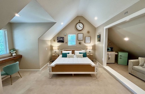 New Ulm Resort | The Vine: Stunning Event Venue/Retreat on Vineyard with Private Lake, Sleeps 20