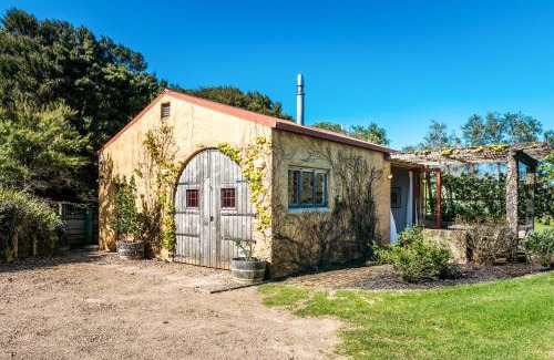Onetangi Ski Chalet | The Vineyard Cottage - Stay Waiheke
