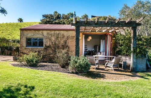 Onetangi Ski Chalet | The Vineyard Cottage - Stay Waiheke