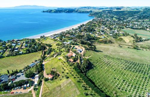 Onetangi Ski Chalet | The Vineyard Cottage - Stay Waiheke