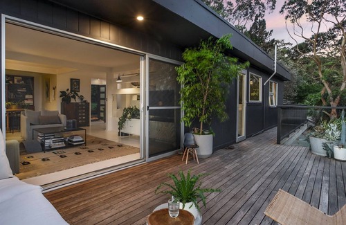 Newport House | The Vista - Sunny designer abode w 180° waterviews