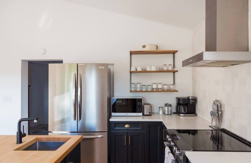 Ameliasburgh House | The Vue - Nestled by Roblin's Lake with a Hot Tub